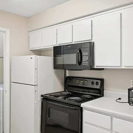 Apartment Charming With Fireplace & Dining Area *