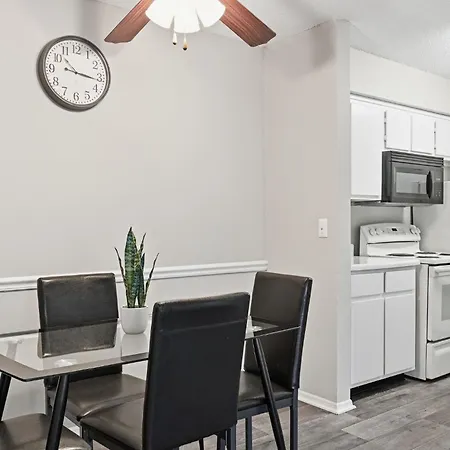 Comfortable Retreat With In-unit Washerdryer Apartment