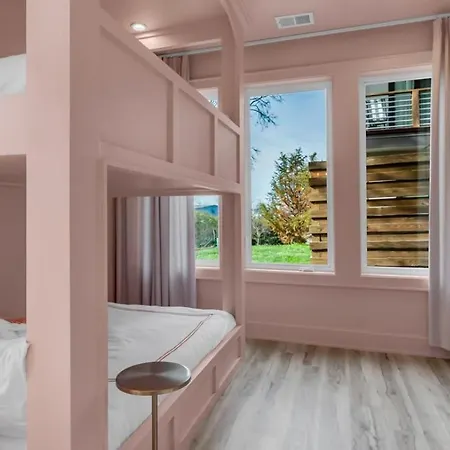 Luxe Urban Retreat - Private Rooftop Hot Tub Deck *