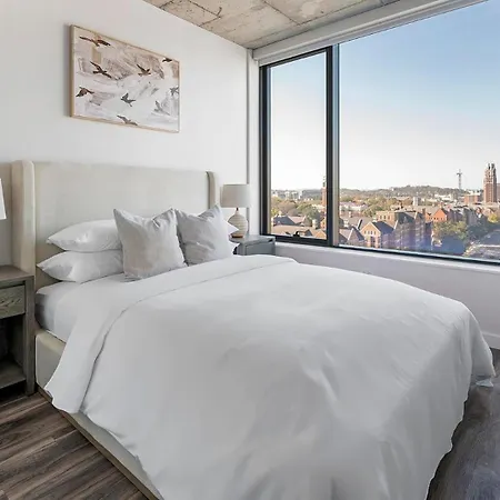 Landing Stunning 2Bd Rooftop Lounge Gym Apartment *