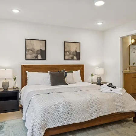 New Modern Escape With Rooftop Hot Tub Apartment *