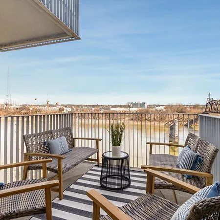 Upscale Riverview With Garage Walk To Downtown Apartment *