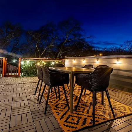 Modern Luxe Townhome With Rooftop Cinema Apartment *