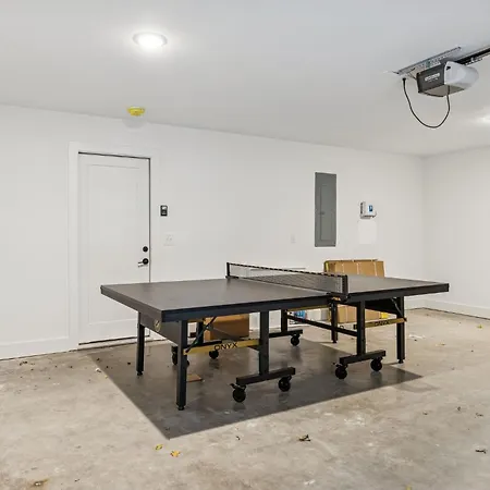 New Modern Escape With Rooftop Hot Tub Apartment *
