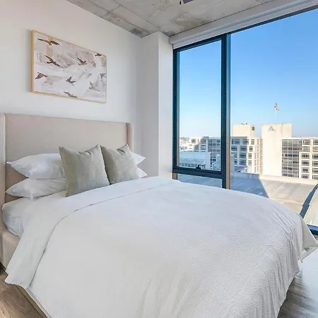 Landing Stunning 2Bd Rooftop Lounge Gym Apartment *
