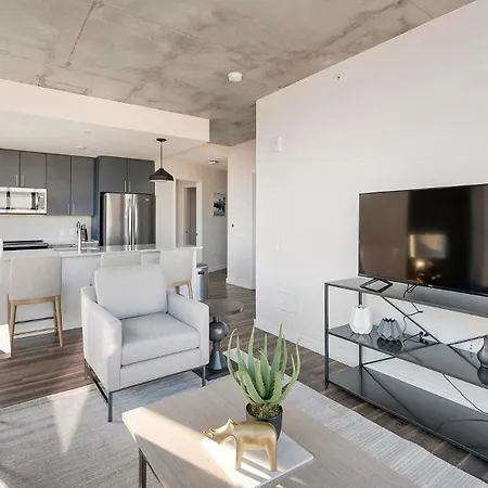 Landing Stunning 2Bd Rooftop Lounge Gym Apartment *
