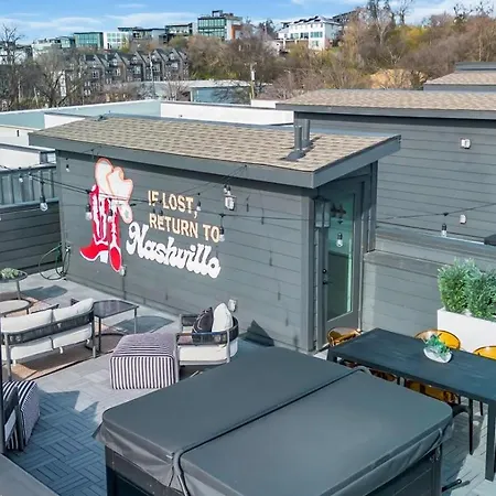 Luxe Urban Retreat - Private Rooftop Hot Tub Deck Apartment *