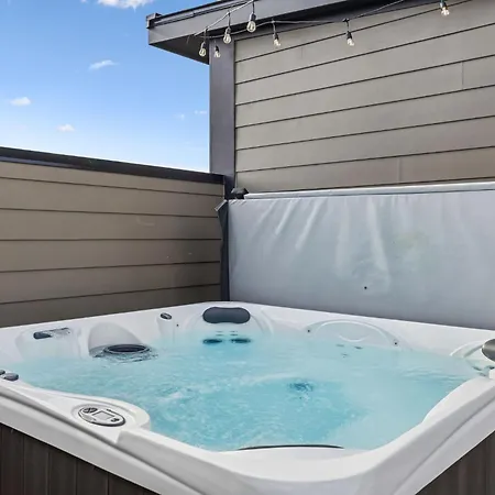 3br Townhome Rooftop Views Hot Tub & Fireplace * Nashville