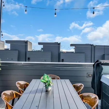 Luxe Urban Retreat - Private Rooftop Hot Tub Deck