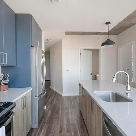 Landing Stunning 2Bd Rooftop Lounge Gym Apartment *