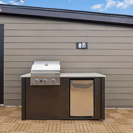 New Modern Escape With Rooftop Hot Tub Apartment