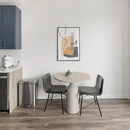 Landing Stunning 2Bd Rooftop Lounge Gym Apartment *