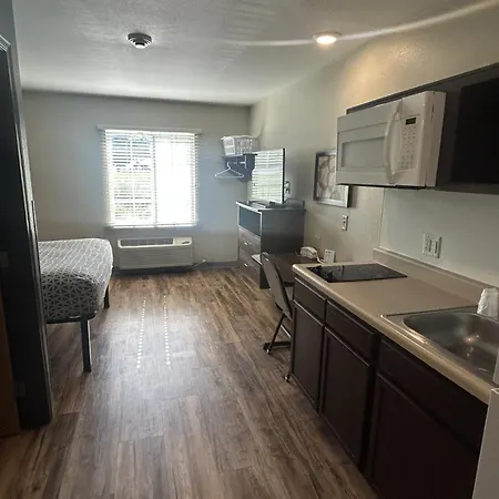 Hotel Woodspring Airport 4*