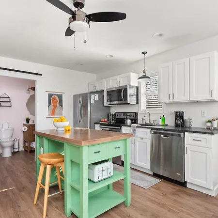Private With Fenced Yard In Walkable East Holiday home