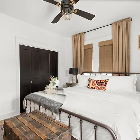 Holiday home In Walkable Area 25 Miles To Downtown Family & Dog Friendly