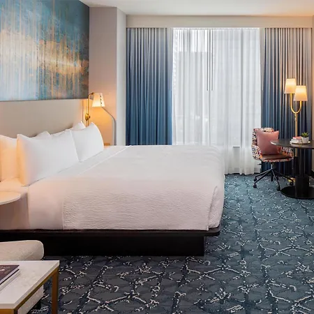 Tempo By Hilton Downtown 3*