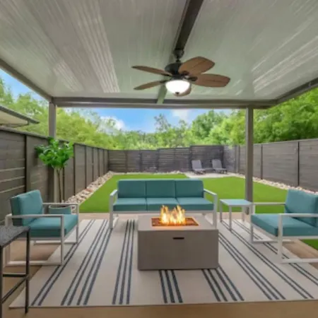 Rooftop, Large Backyard, Fire Pit, Near Downtown Holiday home *