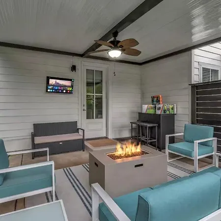 Rooftop, Large Backyard, Fire Pit, Near Downtown Holiday home