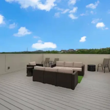 Rooftop, Large Backyard, Fire Pit, Near Downtown Holiday home *