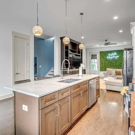 Holiday home Rooftop, Large Backyard, Fire Pit, Near Downtown *