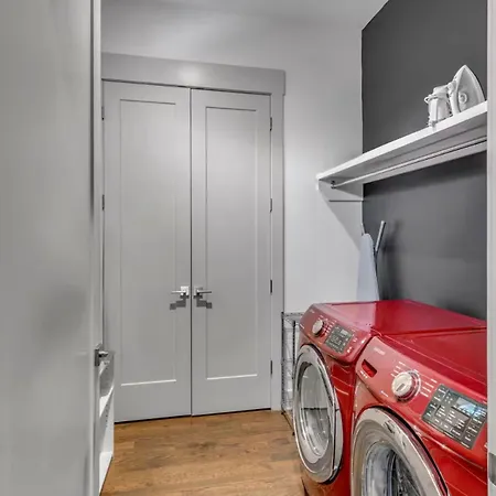 Rooftop, Large Backyard, Fire Pit, Near Downtown Holiday home Nashville