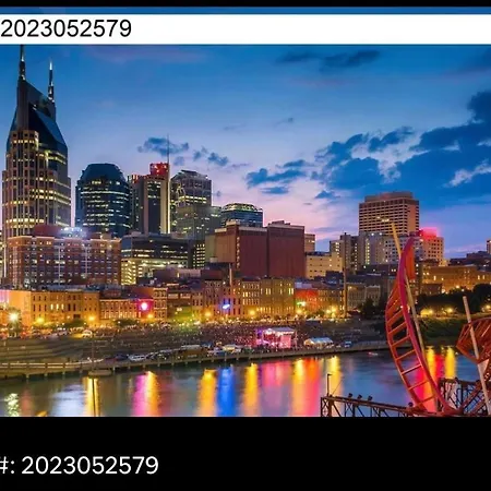 Holiday home Rooftop, Large Backyard, Fire Pit, Near Downtown *
