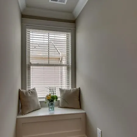 Holiday home Elegant 4 King Belmont Retreat With 2 Living Walk To Belmont And Vanderbilt Near 12th South Music Row & The Gulch 2 Miles To Broadway Large Dining Table Smart Tvs Parking 24 Hr Hospitality *