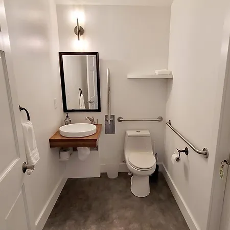 Westwood Shed In By Geodis Vanderbilt Belmont, 1 Accessible Apartment