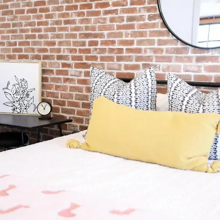 The Muse - Modern 2br With Private Balcony And Rooftop Access *