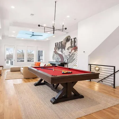Upscale Multi-level Rooftop & Game Fun Holiday home Nashville