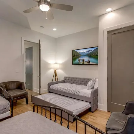 5 Min Uber To Downtown - 2 Car Gargage - Rooftop * Nashville