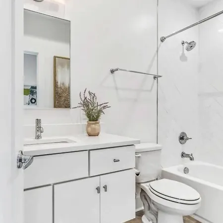 Holiday home Scovel Row Retreat-rooftop Views Near Broadway *