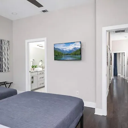 Large Rooftop Hot Tub & View Holiday home Nashville