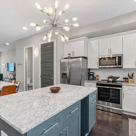 Chic Near Downtown Sleeps 14 * Nashville