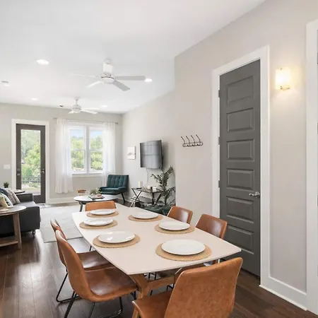 Chic Near Downtown Sleeps 14 Holiday home