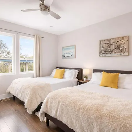 Chic Near Downtown Sleeps 14 Holiday home *