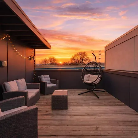 Holiday home Chic Near Downtown Sleeps 14 *