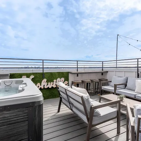 The Groovy Goodrich - Rooftop Hot Tub And Views Holiday home Nashville
