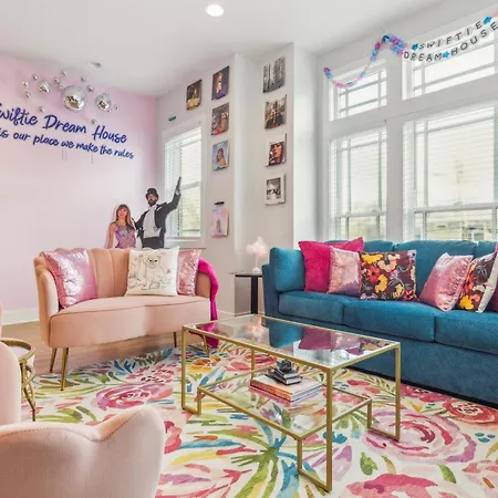 Holiday home Swiftie Dream House-rooftop Patio-mins To Broadway *