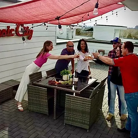 Holiday home Rooftop Fire Pit + River Views 4br Sleeps 12 *
