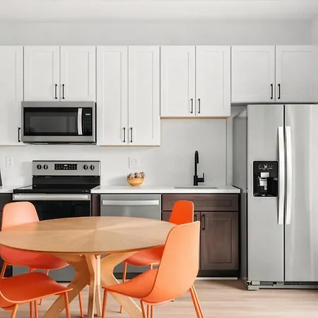 True Hue - Private Patio - Mins To Broadway Holiday home Nashville