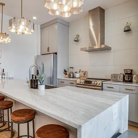 Pet-friendly Townhome W/ Rooftop Deck! Holiday home *