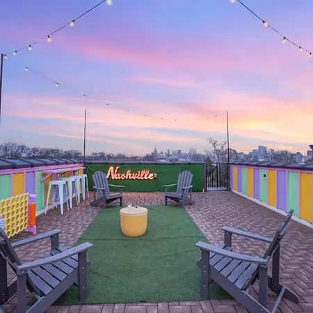 Holiday home Swiftie Dream House-rooftop Patio-mins To Broadway Nashville