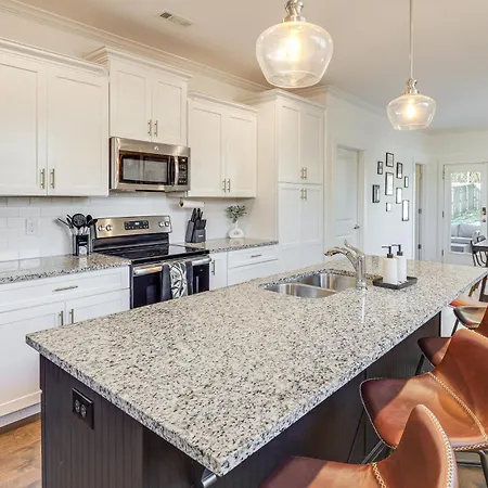 Holiday home Retro Disco Haven Near Downtown Nash!