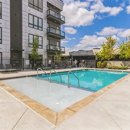 Modern West End For 6 Shared Pool & Gym Holiday home