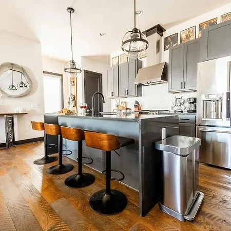 Holiday home Boots & Broadway - 2 Units - Mins To Broadway Nashville