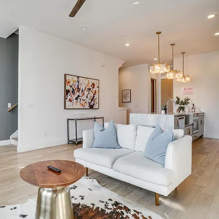 Holiday home Pet-friendly Townhome W/ Rooftop Deck!