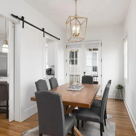Holiday home Townhome With Rooftop Garage Pool Table By Belmont And Vanderbilt Nashville
