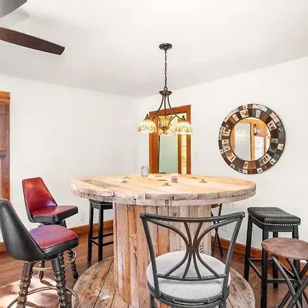 Upper Unit Retreat Pet-friendly Holiday home