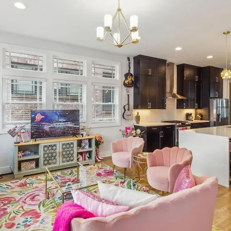 Holiday home Swiftie Dream House-rooftop Patio-mins To Broadway *
